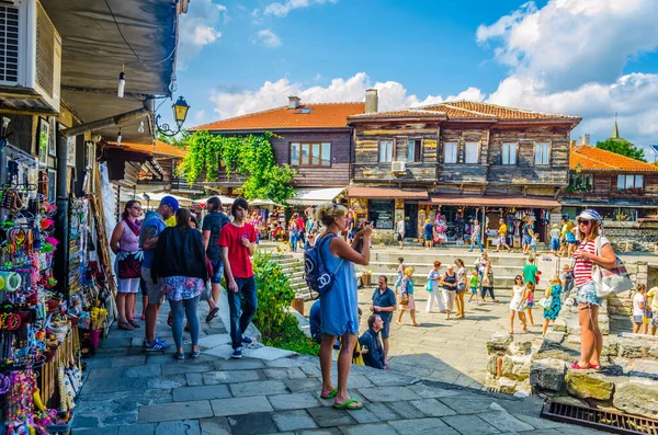 NESEBAR, BULGARIA, 17 HAZİRAN 2015: UNESCO Dünya Mirası 'na ait olan Macaristan şehir nesebar sokaklarında güneşli yaz gününde insanlar geziniyor.