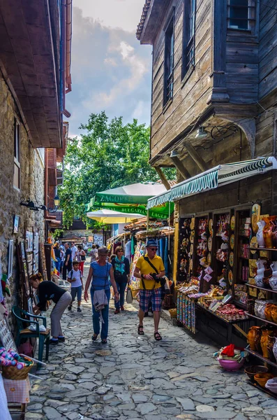 NESEBAR, BULGARIA, 17 HAZİRAN 2015: UNESCO Dünya Mirası 'na ait olan Macaristan şehir nesebar sokaklarında güneşli yaz gününde insanlar geziniyor.