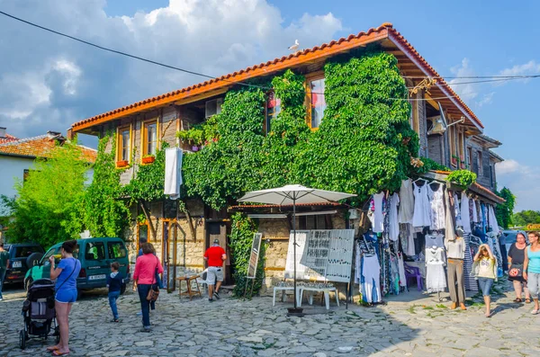 NESEBAR, BULGARIA, 17 HAZİRAN 2015: UNESCO Dünya Mirası 'na ait olan Macaristan şehir nesebar sokaklarında güneşli yaz gününde insanlar geziniyor.