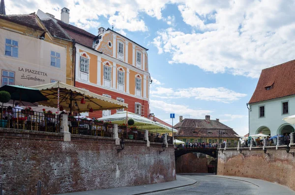 SIBIU, ROMANIA, 6 Temmuz 2015: Sibiu kentinin ortaçağ Yukarı kesimindeki ikinci güçlendirilmiş meydanı, kimliği belirsiz kişiler ziyaret etti.