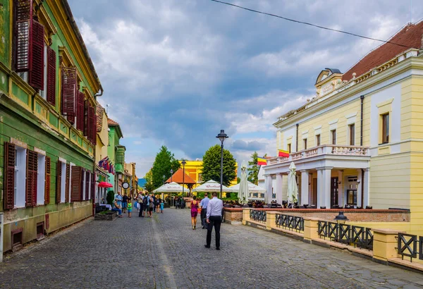 SIBIU, ROMANIA, 6 Temmuz 2015: Kimliği belirsiz insanlar Sibiu şehrindeki ortaçağ savunma duvarı ve Marangozlar Kulesi boyunca geziniyor.