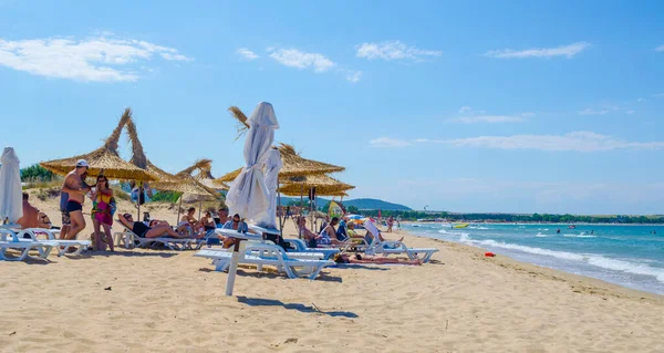 Sozopol Bulgaria Липня 2015 Року Люди Насолоджуються Сонячним Літом Пляжі — стокове фото