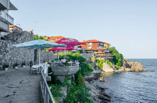SOZOPOL, BULGARIA, 16 HAZİRAN 2015: Sozopol 'deki kayalık kıyılar yakınında güzel bir restoran