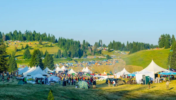 ROZHEN, BULGARIA, 18 Temmuz 2015: Bulgaristan 'da Rozhen folklor festivali. Ziyaretçiler, gayda ve nestinari yürüyüşü de dahil olmak üzere geleneksel dans ve müziğe odaklanmış bir performans görebilirler.