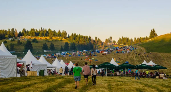 ROZHEN, BULGARIA, 18 Temmuz 2015: Bulgaristan 'da Rozhen folklor festivali. Ziyaretçiler, gayda ve nestinari yürüyüşü de dahil olmak üzere geleneksel dans ve müziğe odaklanmış bir performans görebilirler.