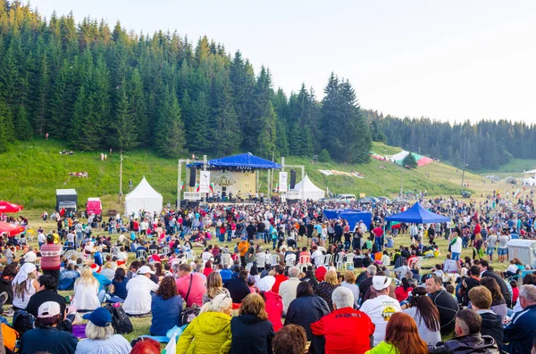 ROZHEN, BULGARIA, 18 Temmuz 2015: Bulgaristan 'da Rozhen folklor festivali. Ziyaretçiler, gayda ve nestinari yürüyüşü de dahil olmak üzere geleneksel dans ve müziğe odaklanmış bir performans görebilirler.