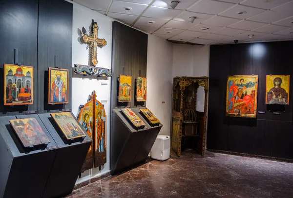 NESSEBAR, BULGARIA, 14 Temmuz 2015: İspanya 'nın Nessebar kentindeki tarih müzesinden bir ortodoks simgesine bakış