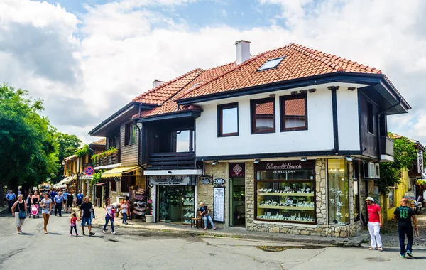 NESEBAR, BULGARIA, 17 HAZİRAN 2015: UNESCO Dünya Mirası 'na ait olan Macaristan şehir nesebar sokaklarında güneşli yaz gününde insanlar geziniyor.