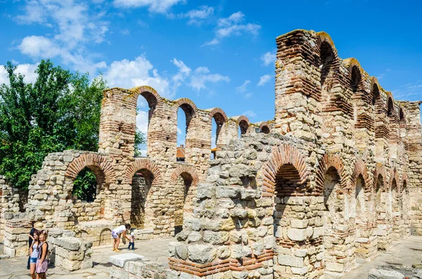 NESEBAR, BULGARIA, 17 Temmuz 2015: İnsanlar nesebar - Aziz Sophia - UNESCO Dünya Mirası Alanındaki ünlü kilisede geziniyorlar.