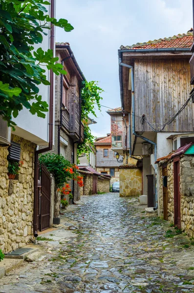 NESEBAR, BULGARIA, 17 HAZİRAN 2015: UNESCO Dünya Mirası 'na ait olan Macaristan şehir nesebar sokaklarında güneşli yaz gününde insanlar geziniyor.