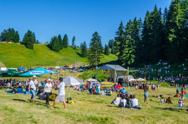 ROZHEN, BULGARIA, 18 Temmuz 2015: Bulgaristan 'da Rozhen folklor festivali. Ziyaretçiler, gayda ve nestinari yürüyüşü de dahil olmak üzere geleneksel dans ve müziğe odaklanmış bir performans görebilirler.