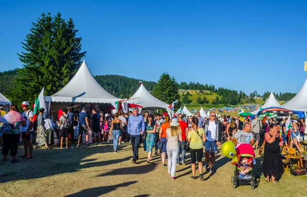 ROZHEN, BULGARIA, 18 Temmuz 2015: Bulgaristan 'da Rozhen folklor festivali. Ziyaretçiler, gayda ve nestinari yürüyüşü de dahil olmak üzere geleneksel dans ve müziğe odaklanmış bir performans görebilirler.