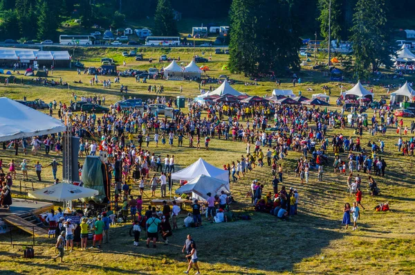 ROZHEN, BULGARIA, 18 HAZİRAN 2015: Rozhen folklor festivali sırasında Rozhen 'de Roklor Dağları' nda insanlar toplanıyor.