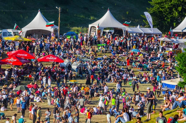 ROZHEN, BULGARIA, 18 HAZİRAN 2015: Rozhen folklor festivali sırasında Rozhen 'de Roklor Dağları' nda insanlar toplanıyor.