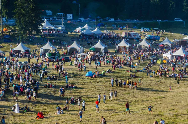 ROZHEN, BULGARIA, 18 HAZİRAN 2015: Rozhen folklor festivali sırasında Rozhen 'de Roklor Dağları' nda insanlar toplanıyor.