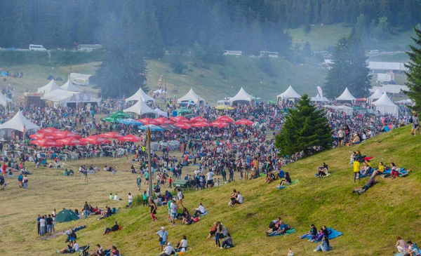 ROZHEN, BULGARIA, 18 HAZİRAN 2015: Rozhen folklor festivali sırasında Rozhen 'de Roklor Dağları' nda insanlar toplanıyor.