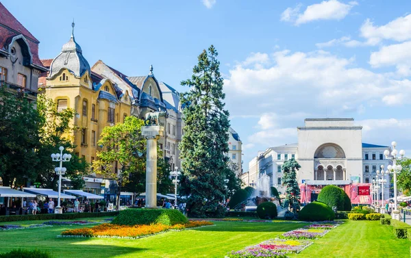 TIMISOARA, ROMANIA, 4 Temmuz 2015: Zafer Meydanı - Piata Victoriei - Timisoara, bir tarafında ulusal opera, diğer tarafında ise metropol katedrali ile çevrili yeşil parkın bulunduğu uzun bir meydandır..