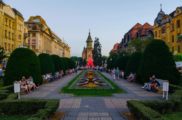 TIMISOARA, ROMANIA, 4 Temmuz 2015: Zafer meydanında gün batımı - piata victoriei - timisoara. Gece boyunca şehirdeki bu meydan, yaz mevsiminde sık sık kültürel etkinliklere ev sahipliği yapar.