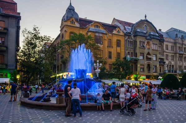 TIMISOARA, ROMANIA, 4 Temmuz 2015: Zafer meydanının ortasındaki çeşme - piata victoriei - Romen Timisoara 'sında yerel halk için popüler bir buluşma yeridir..