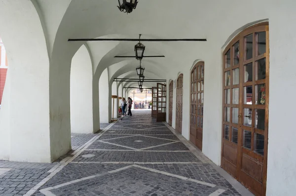 SIBIU, ROMANIA, 6 Temmuz 2015: Ortaçağ 'ın Yukarı Sibiu kentindeki ikinci güçlendirilmiş meydan olan Küçük Meydan' da yer alan kapalı bir oyun salonunun görüntüsü.