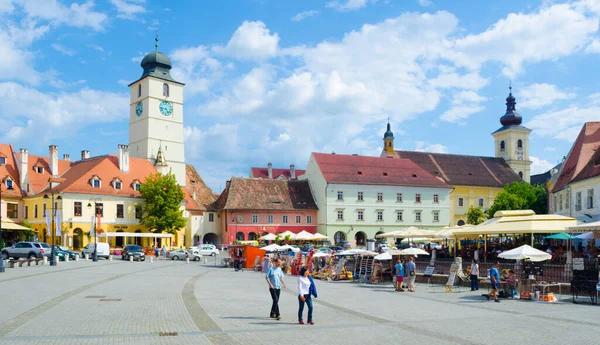SIBIU, ROMANIA, 6 Temmuz 2015: Sibiu şehrinin ortaçağ Yukarı kesimindeki ikinci güçlendirilmiş meydan olan Küçük Meydan - piata mika manzarası.