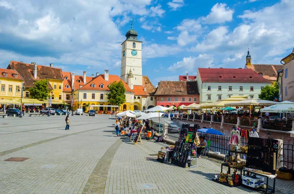 SIBIU, ROMANIA, 6 Temmuz 2015: Sibiu şehrinin ortaçağ Yukarı kesimindeki ikinci güçlendirilmiş meydan olan Küçük Meydan - piata mika manzarası.