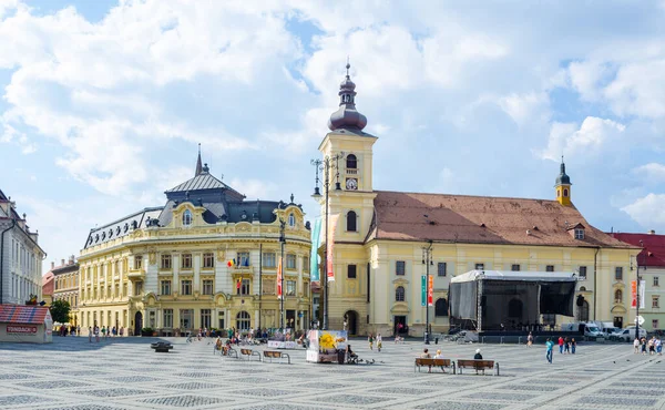 SIBIU, ROMANIA, 6 HAZİRAN 2015: Romanya 'nın Sibiu şehrindeki görkemli belediye binasının manzarası