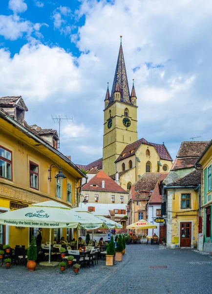 SIBIU, ROMANIA, 6 HAZİRAN 2015: İnsanlar Romanya 'nın Aziz Meryem katedralinin altındaki bir restoranda öğle yemeğinin tadını çıkarıyorlar..