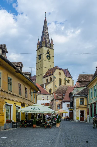 SIBIU, ROMANIA, 6 HAZİRAN 2015: İnsanlar Romanya 'nın Aziz Meryem katedralinin altındaki bir restoranda öğle yemeğinin tadını çıkarıyorlar..