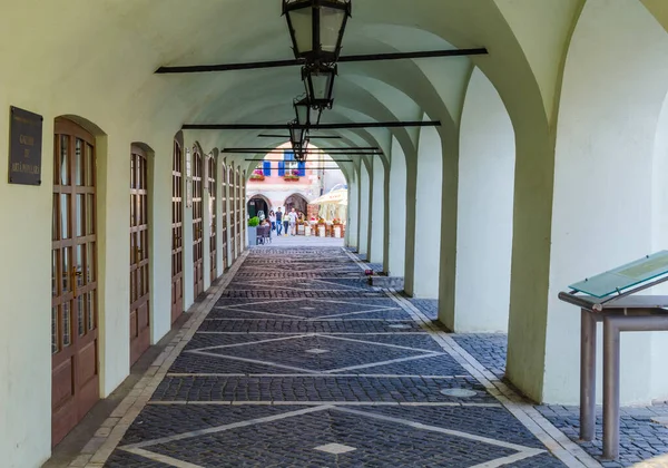 SIBIU, ROMANIA, 6 Temmuz 2015: Ortaçağ 'ın Yukarı Sibiu kentindeki ikinci güçlendirilmiş meydan olan Küçük Meydan' da yer alan kapalı bir oyun salonunun görüntüsü.