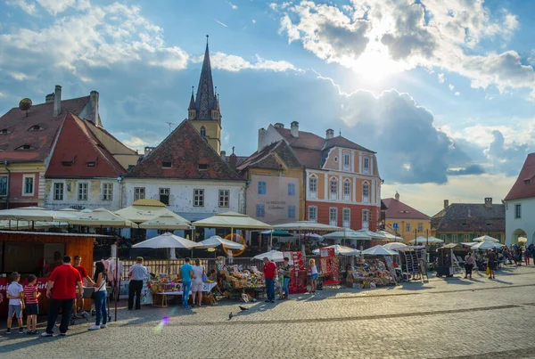 SIBIU, ROMANIA, 6 Temmuz 2015: Sibiu şehrinin ortaçağ Yukarı kesimindeki ikinci güçlendirilmiş meydan olan Küçük Meydan - piata mika manzarası.