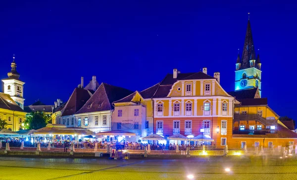 Sibiu Ρουμανια Ιουλιου 2015 Νυχτερινή Άποψη Της Φωτισμένης Μικρής Πλατείας — Φωτογραφία Αρχείου