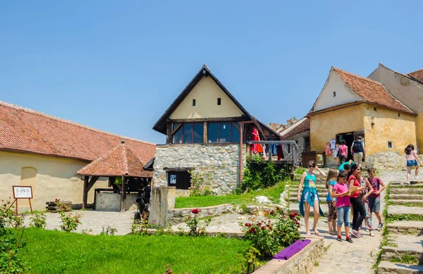 RASNOV, ROMANIA, 8 HAZİRAN 2015: Romanya 'daki Rasnov kalesinin içinde geleneksel bir zanaat pazarı manzarası.