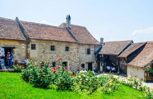 RASNOV, ROMANIA, 8 HAZİRAN 2015: Romanya 'daki Rasnov kalesinin içinde geleneksel bir zanaat pazarı manzarası.