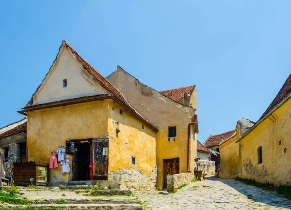 RASNOV, ROMANIA, 8 HAZİRAN 2015: Romanya 'daki Rasnov kalesinin içinde geleneksel bir zanaat pazarı manzarası.