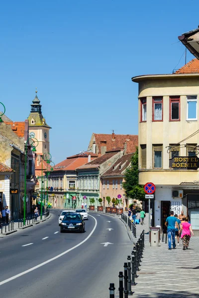 BRASOV, ROMANIA, 9 Temmuz 2015: Romanya 'nın Brasov kentindeki belediye binasının parlayan kulesiyle George Baritiu caddesinin manzarası.