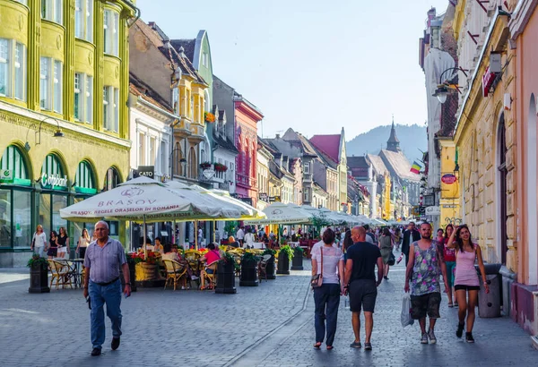 BRASOV, ROMANIA, 9 Temmuz 2015: Cumhuriyet sokağı, Romanya 'nın Brasov kentinin gece hayatının merkezidir. Yaz boyunca bu cadde açık restoran ve barlarla dolup taşıyor..