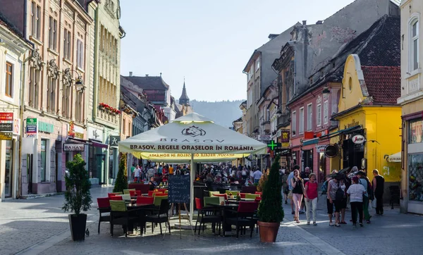 BRASOV, ROMANIA, 9 Temmuz 2015: Cumhuriyet sokağı, Romanya 'nın Brasov kentinin gece hayatının merkezidir. Yaz boyunca bu cadde açık restoran ve barlarla dolup taşıyor..