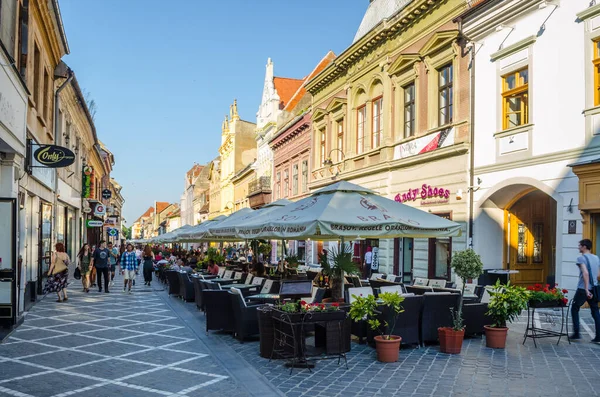BRASOV, ROMANIA, 9 Temmuz 2015: Cumhuriyet sokağı, Romanya 'nın Brasov kentinin gece hayatının merkezidir. Yaz boyunca bu cadde açık restoran ve barlarla dolup taşıyor..
