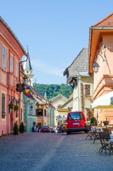SIGHISOARA, ROMANIA, 9 HAZİRAN 2015: Romanya 'nın ortaçağ kentinin tarihsel merkezindeki bir sokağa bakış.