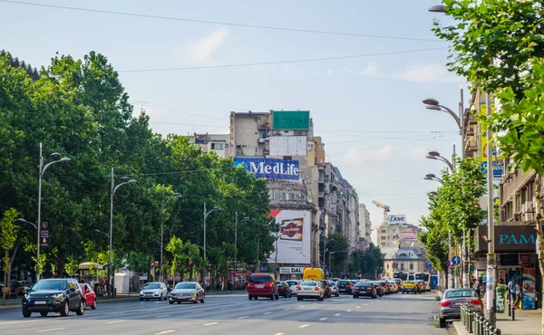 BUCHAREST, ROMANIA, 11 HAZİRAN 2015: İon C Bratianu Bulvarı Piata Unirii 'nin alışveriş bölgesine gidiyor.