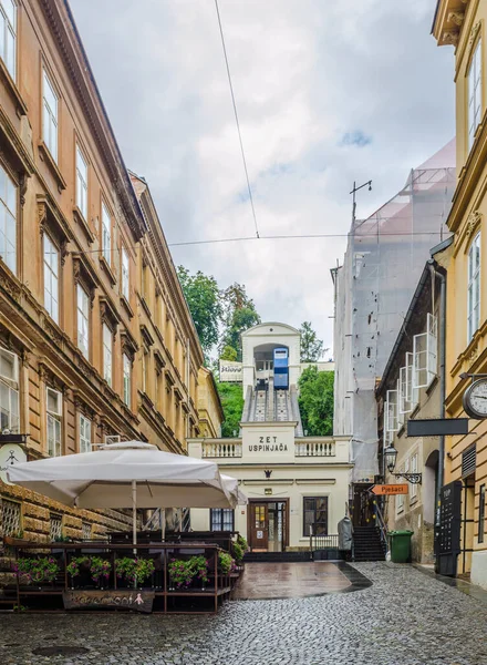 ZAGREB, CROATIA, 28 Temmuz 2015: Zagreb füniküleri Hırvatistan 'ın Zagreb kentindeki pek çok turistik merkezden biri. Dünya üzerindeki en kısa funiculardandır. Pistin uzunluğu 66 metredir..