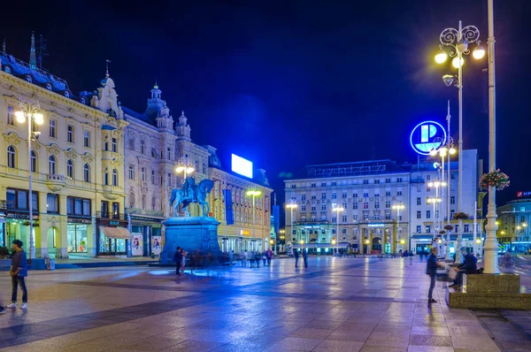 ZAGREB, CROATIA, 28 Temmuz 2015: Ban Josip Jelaciç heykeli ile birlikte Jelaciç Meydanı 'nı (Trg bana Jelacica) yasaklayın. Meydan çevresindeki binaların çoğu 19. yüzyıldan kalma..
