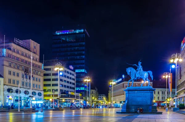 ZAGREB, CROATIA, 28 Temmuz 2015: Ban Josip Jelaciç heykeli ile birlikte Jelaciç Meydanı 'nı (Trg bana Jelacica) yasaklayın. Meydan çevresindeki binaların çoğu 19. yüzyıldan kalma..