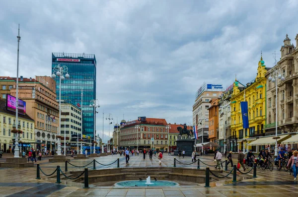 ZAGREB, CROATIA, 28 Temmuz 2015: Hırvatistan 'ın Zagreb kentindeki merkez kent meydanındaki (Trg bana Jelacica) Jelaciç heykelini yasaklayın. Buradaki en eski bina 1827 'de inşa edilmiş.