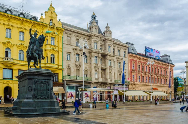 ZAGREB, CROATIA, 28 Temmuz 2015: Hırvatistan 'ın Zagreb kentindeki merkez kent meydanındaki (Trg bana Jelacica) Jelaciç heykelini yasaklayın. Buradaki en eski bina 1827 'de inşa edilmiş.