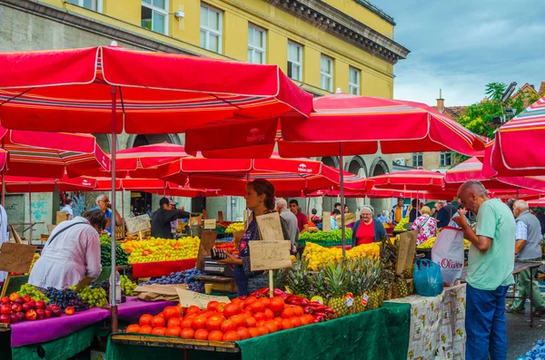 Zagreb Croatia Ιουλίου 2015 Κάτοικοι Ψωνίζουν Φρέσκα Τρόφιμα Από Αγρότες — Φωτογραφία Αρχείου