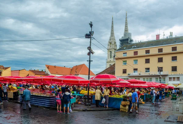 ZAGREB, CROATIA, 28 Temmuz 2015: Hırvatistan 'ın Zagreb kentindeki Kvaternik Meydanı yakınlarındaki çiftçi pazarında vatandaşlar taze gıda alışverişi yapıyorlar. Bu, Zagreb 'in en büyük ve en popüler pazarlarından biri..