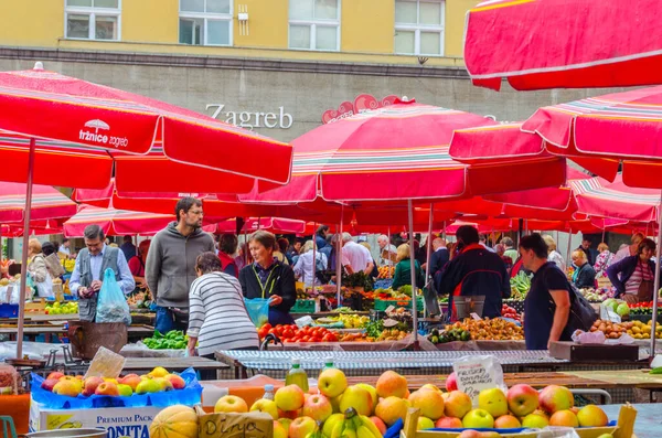 Zagreb Croatia Ιουλίου 2015 Κάτοικοι Ψωνίζουν Φρέσκα Τρόφιμα Από Αγρότες — Φωτογραφία Αρχείου