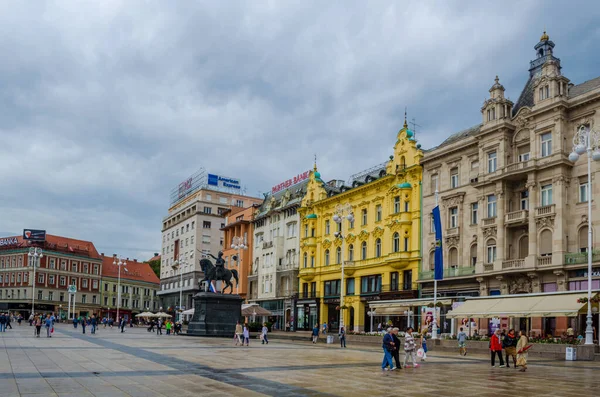 ZAGREB, CROATIA, 28 Temmuz 2015: Hırvatistan 'ın Zagreb kentindeki merkez kent meydanındaki (Trg bana Jelacica) Jelaciç heykelini yasaklayın. Buradaki en eski bina 1827 'de inşa edilmiş.